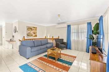 Standard Room, Non Smoking (2 Queen Beds, 2 Single Beds)