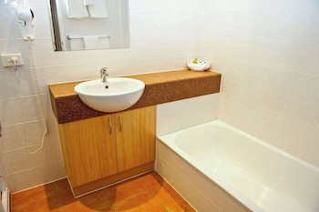 Standard Room, Non Smoking (2 Queen Beds, 2 Single Beds)