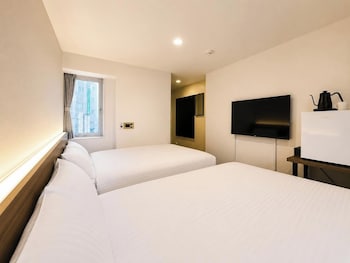 Twin Room, Smoking