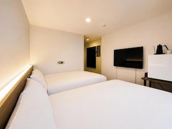 Twin Room, Smoking