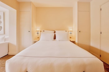 Junior Suite, 1 Queen Bed with Sofa bed