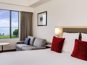 Room, 1 King Bed, Lake View