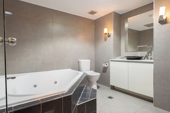 One Bedroom Spa Suite, 1 Queen Bed