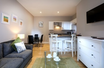 Standard Apartment, 1 Queen Bed, Kitchen, Courtyard View