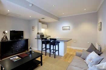Standard Apartment, 1 Queen Bed, Kitchen, Courtyard View