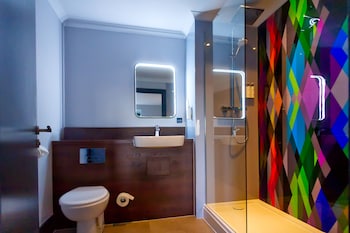 Club Room (FREE Gym & Pool Access)
