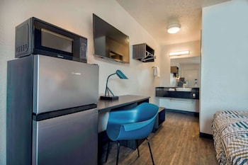 Deluxe Room, 1 Queen Bed, Non Smoking, Refrigerator & Microwave