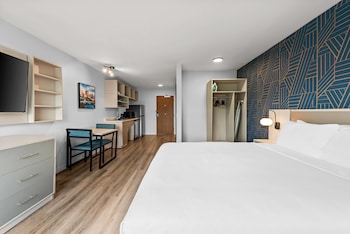 Suite, 1 Queen Bed, Accessible, Non Smoking (Roll-In Shower)