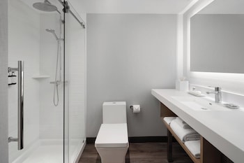 Room, 1 King Bed, Accessible Bathtub