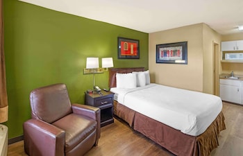 Room, 1 King Bed, Non Smoking, Kitchen (Shower)