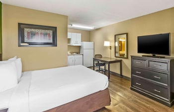 Room, 1 King Bed, Non Smoking, Kitchen (Shower)