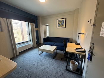 Suite, 1 Queen Bed