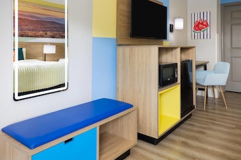 Room, 2 Queen Beds, Accessible, Bathtub