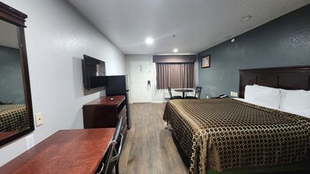 Deluxe Room, 1 King Bed, Smoking, Refrigerator & Microwave