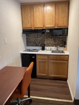 Standard Room, 1 Queen Bed, Non Smoking, Kitchenette