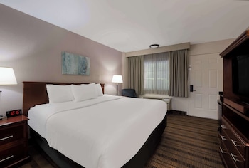 Standard Room, 1 King Bed, Non Smoking, Refrigerator