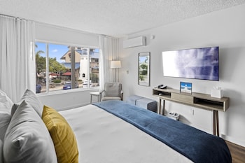 Deluxe Room, 1 King Bed, Harbor View, Poolside