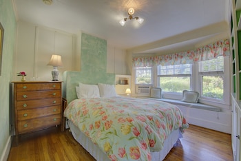 Room, Private Bathroom (Oriole)