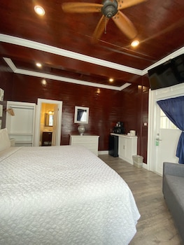 Deluxe King Room (Not Pet Friendly)