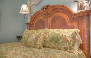 Deluxe Suite, 1 King Bed, Balcony