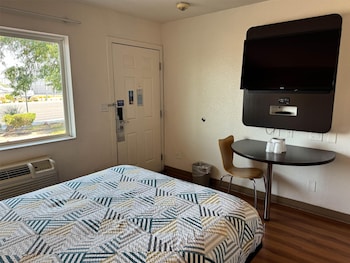 Premium Room, 1 Queen Bed, Non Smoking, Refrigerator