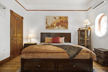 Grand Room, 1 King Bed