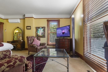 Design Room, 1 King Bed