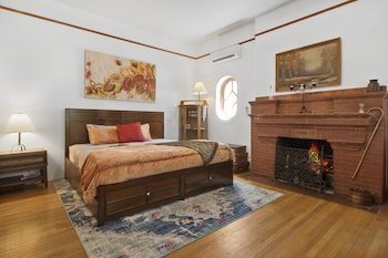 Grand Room, 1 King Bed