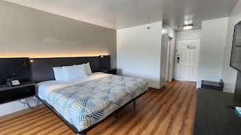 Standard Room, 1 King Bed, Smoking, Refrigerator