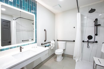 Room, 1 King Bed, Mobility Accessible, Non Smoking (Hearing, Roll-in Shower)
