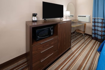 Room, 1 Queen Bed, Non Smoking, Ground Floor (First Floor)