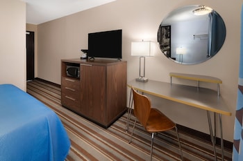 Room, 1 Queen Bed, Non Smoking, Ground Floor (First Floor)