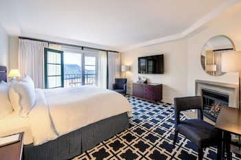 Deluxe Room, 1 King Bed, Fireplace