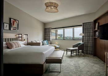Junior Suite, 1 King Bed, Roll-in Shower (Mobility, Roll-In Shower)