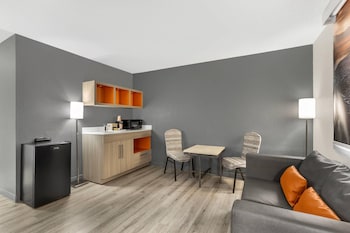 Suite, 1 Queen Bed with Sofa bed, Accessible, Non Smoking