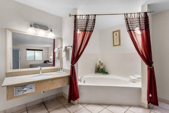 Suite, 1 King Bed with Sofa bed, Non Smoking