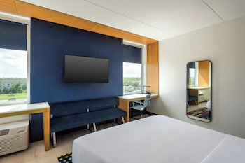 Room, 1 King Bed, Hearing Accessible (Roll-in Shower)