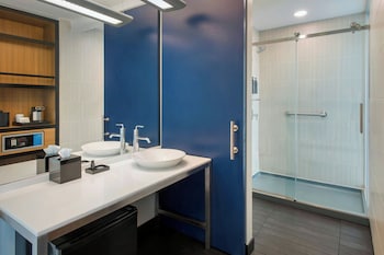 Room, 1 King Bed, Hearing Accessible (Roll-in Shower)