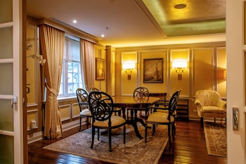 Windsor Suite, 1 King Bed with 2 Sofa Beds