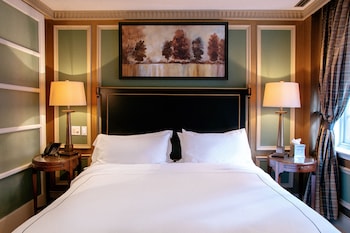 Yorkville Suite, 1 King Bed with Sofa Bed