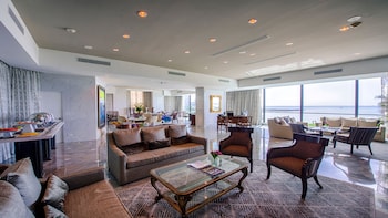 Premium Room, 1 King Bed, Club Lounge Access, Ocean View (High Floor)