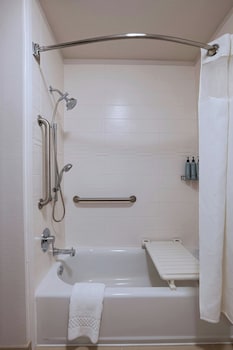 Suite, 2 Bedrooms (Mobility/Hearing Accessible, Tub)