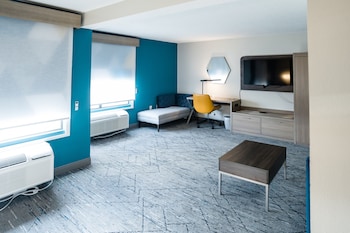 Standard Room, 1 King Bed, Accessible (Communication, Roll-In Shower)