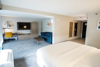 Suite, 1 King Bed, Accessible (Communication, Accessible Tub)