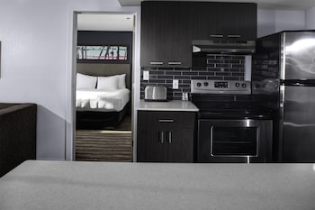 Suite, 2 Bedrooms (1 King Bed Per Room)