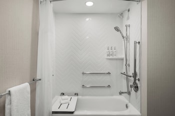 Standard Room, 2 Queen Beds, Accessible Bathtub (Mobility)