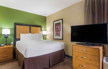 Deluxe Studio, 1 Queen Bed with Sofa bed, Non Smoking