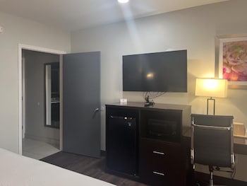 Room, 1 King Bed, Non Smoking, Kitchen