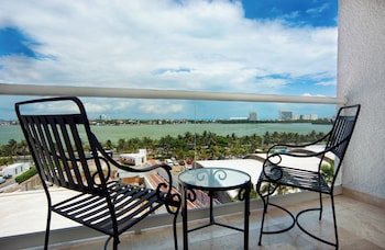 Family Room, Lagoon View