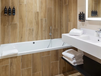 Junior Suite, 1 Double Bed, Bathtub, River View